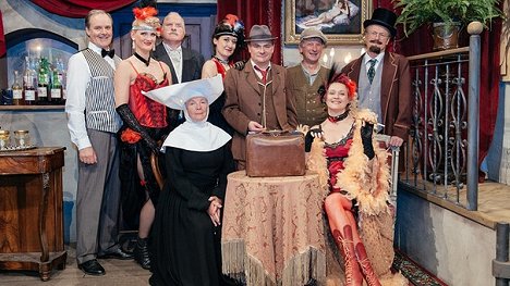 Andreas Kern, Kristina Helfrich, Bernhard Helfrich, Kathi Leitner, Sabine Oberhorner, Andi Löscher, Michaela Heigenhauser, Peter Landstorfer - Chiemgauer Volkstheater - A Kufern - Promo