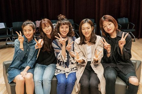 Woo Ji, Seungyeon, Eun-bin Park, Ye-ri Han - Dvacítka na krku - Série 2 - Z natáčení
