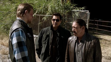Charlie Hunnam, Benito Martinez, Danny Trejo - Zákon gangu - Sovereign - Z filmu