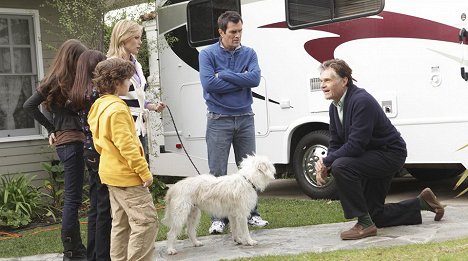 Nolan Gould, Julie Bowen, Ty Burrell, Fred Willard - Taková moderní rodinka - Skaut cestovatel - Z filmu