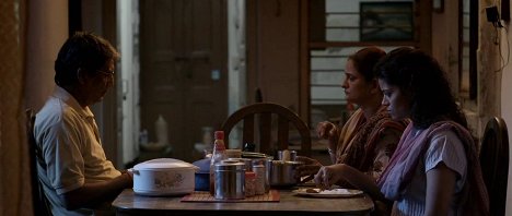 Adil Hussain, Geetanjali Kulkarni, Palomi Ghosh - Mukti Bhawan - Z filmu