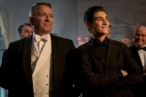 Sean Pertwee, David Mazouz - Gotham - Ti s maskami - Z filmu