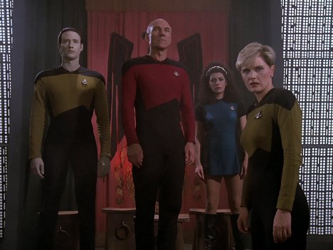 Brent Spiner, Patrick Stewart, Marina Sirtis, Denise Crosby - Star Trek: Nová generace - Střetnutí na Farpointu - Z filmu
