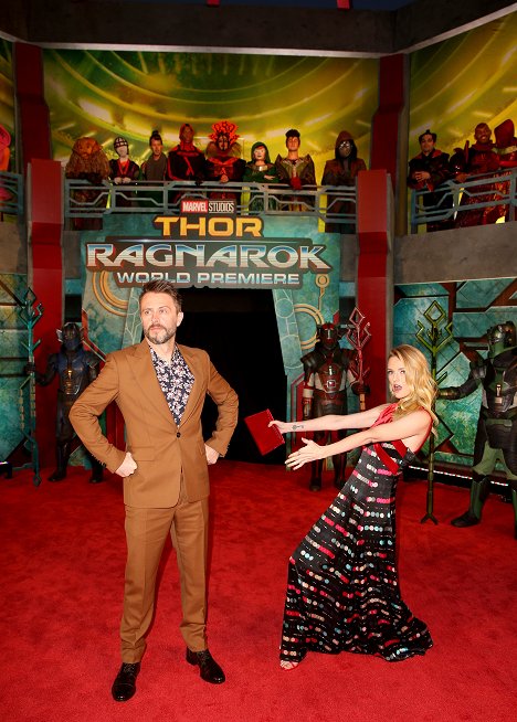 The World Premiere of Marvel Studios' "Thor: Ragnarok" at the El Capitan Theatre on October 10, 2017 in Hollywood, California - Chris Hardwick, Lydia Hearst - Thor: Ragnarok - Z akcí