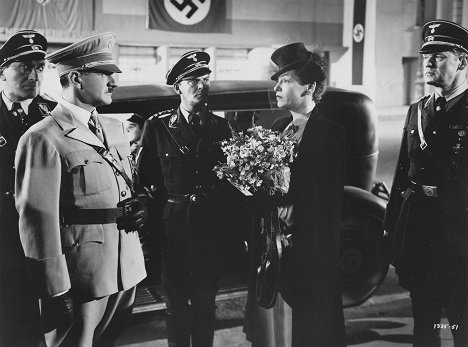 Ludwig Donath, Gale Sondergaard - The Strange Death of Adolf Hitler - Z filmu
