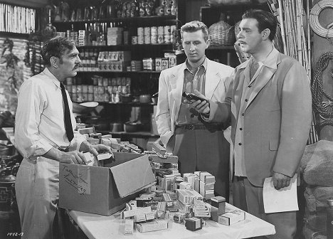 Francis McDonald, Lloyd Bridges, Lon Chaney Jr. - Strange Confession - Z filmu