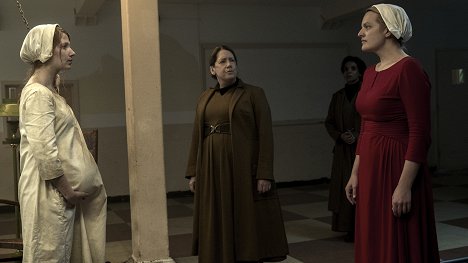 Alana Pancyr, Ann Dowd, Ipsita Paul, Elisabeth Moss - Příběh služebnice - June - Z filmu