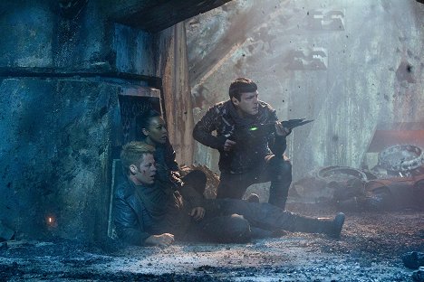 Chris Pine, Zoe Saldana, Zachary Quinto - Star Trek: Do temnoty - Z filmu