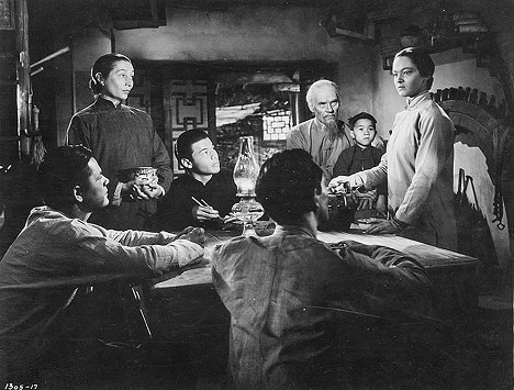 Robert Bice, Aline MacMahon, Walter Huston, Frances Rafferty - Dragon Seed - Z filmu