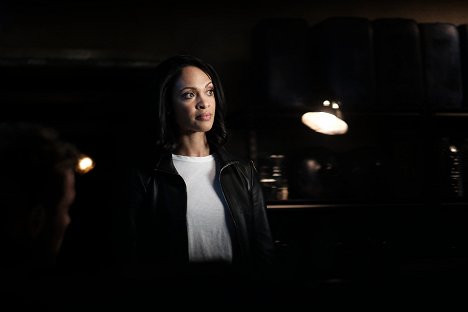 Cynthia Addai-Robinson - Odstřelovač - Do zbraně - Z filmu