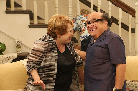 Lynne Marie Stewart, Danny DeVito - It's Always Sunny in Philadelphia - Dům staré dámy: Situační komedie - Z filmu