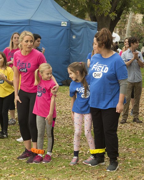 Jessica St. Clair, Sydney Brower, Julia Butters, Katy Mixon - Americká manželka - Spárování - Z filmu