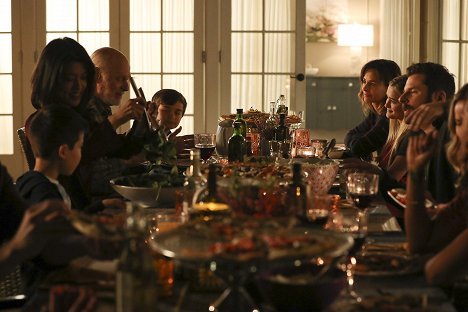 Chance Hurstfield, Stephanie Szostak, Lizzy Greene, James Roday Rodriguez - A Million Little Things - Friday Night Dinner - Z filmu