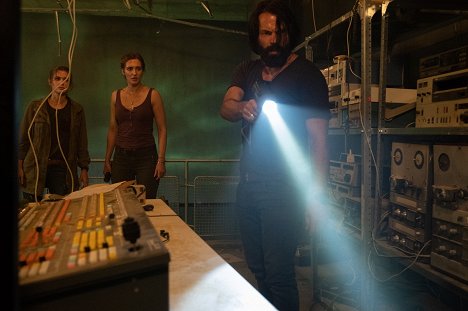 Sai Bennett, Katherine Barrell, Tim Rozon - Jezero 6 - Z filmu