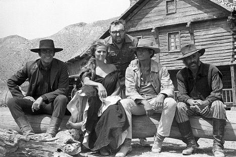 Henry Fonda, Claudia Cardinale, Sergio Leone, Charles Bronson, Jason Robards - Sergio Leone - mimo zákon - Z filmu