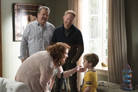 Eric Stonestreet, Jesse Tyler Ferguson, Dana Powell - Taková moderní rodinka - Stěhování - Z filmu