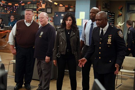 Joel McKinnon Miller, Dirk Blocker, Stephanie Beatriz, Terry Crews, Andre Braugher - Brooklyn 99 - HalloVeen - Z filmu