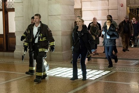 Jesse Spencer, Kara Killmer - Chicago Fire - Správná věc - Z filmu