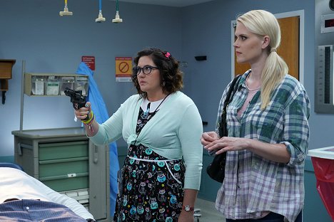 Deborah Baker Jr., Janet Varney - Stan Against Evil - Intensive Scare Unit - Z filmu