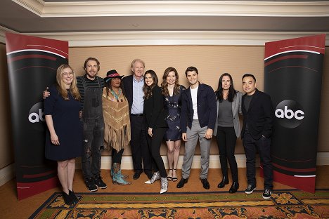 “Bless This Mess” Session – The cast and executive producers of ABC’s “Bless This Mess” addressed the press at the 2019 TCA Winter Press Tour, at The Langham Huntington, in Pasadena, California - Elizabeth Meriwether, Dax Shepard, Pam Grier, Ed Begley Jr., Lake Bell, Lennon Parham, JT Neal - Farma na spadnutí - Z akcí