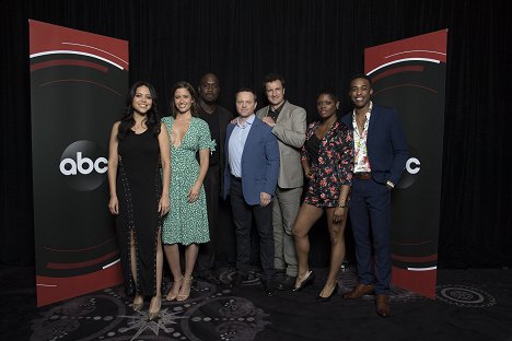 The cast and producers of ABC’s “The Rookie” at the Disney | ABC Television Summer Press Tour 2018, at The Beverly Hilton in Beverly Hills, California - Alyssa Diaz, Mercedes Mason, Richard T. Jones, Alexi Hawley, Nathan Fillion, Afton Williamson, Titus Makin Jr. - Zelenáč - Z akcí