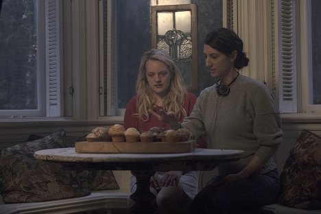 Elisabeth Moss, Deniz Gamze Ergüven - Príbeh služobníčky - Klamári - Z nakrúcania