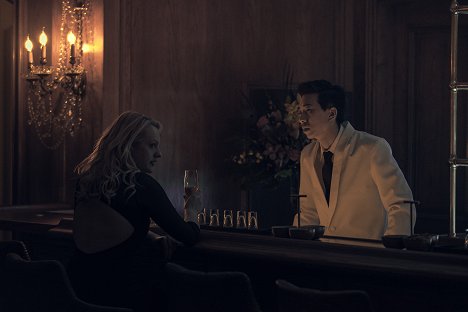 Elisabeth Moss, Daniel Jun - Příběh služebnice - Lháři - Z filmu