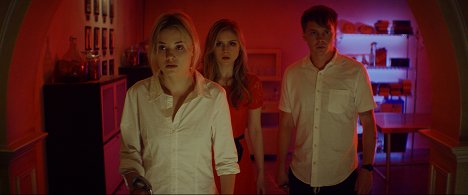 Virginia Gardner, Erin Moriarty, Sam Strike - Monster Party - Z filmu