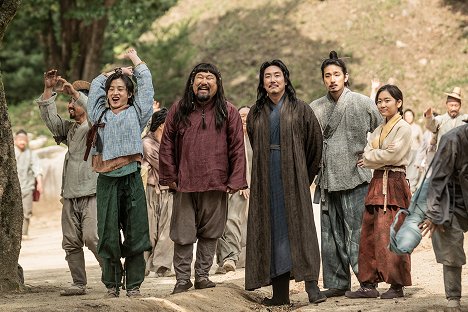 Min-seok Kim, Chang-seok Ko, Jin-woong Cho, Park Yoon, Seul-gi Kim - Gwangdaedeul : pungmunjojakdan - Z filmu