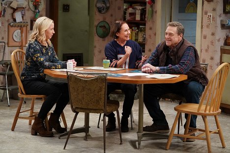 Alicia Goranson, Laurie Metcalf, John Goodman - The Conners - Lanford, Toilet of Sin - Photos