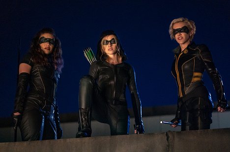 Juliana Harkavy, Katherine McNamara, Katie Cassidy - Arrow - Green Arrow a Kanáři - Z filmu