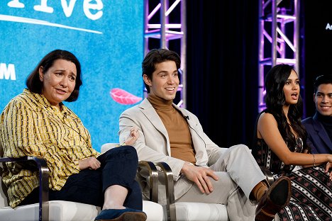 “Party of Five” Session – The cast and executive producers of Freeforms “Party of Five” addressed the press at the 2020 TCA Winter Press Tour, at The Langham Huntington, in Pasadena, California - Amy Lippman, Brandon Larracuente, Emily Tosta, Niko Guardado - Správná pětka - Z akcí