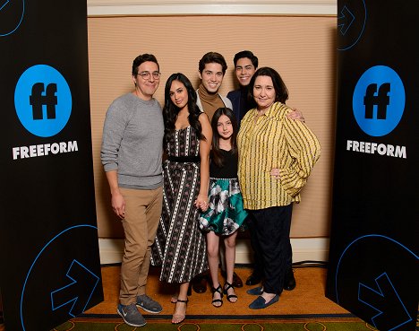 “Party of Five” Session – The cast and executive producers of Freeforms “Party of Five” addressed the press at the 2020 TCA Winter Press Tour, at The Langham Huntington, in Pasadena, California - Gabriel Llanas, Emily Tosta, Brandon Larracuente, Elle Paris Legaspi, Niko Guardado, Amy Lippman - Správná pětka - Z akcí