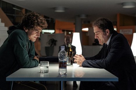 Filippo De Carli, Valerio Mastandrea - La felicità è un sistema complesso - Z filmu