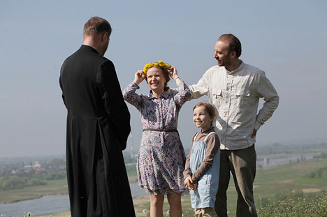 Dominika Kluźniak, Julia Gawrysiak, Wojciech Mecwaldowski - Ojciec Mateusz - Poza światem - Z filmu