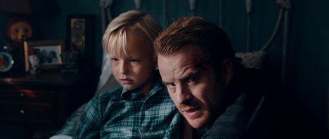 Robert Kazinsky, Caden Dragomer