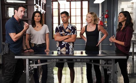 Alex O'Loughlin, Katrina Law, Jay Hernandez, Perdita Weeks, Meaghan Rath