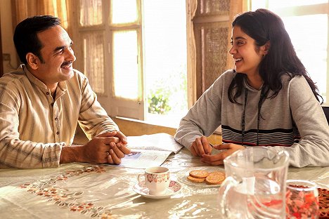 Pankaj Tripathi, Janhvi Kapoor - Vojenská pilotka - Z filmu