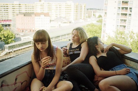 Lena Urzendowsky, Lena Klenke, Elina Vildanova - Léto v Kreuzbergu - Z filmu