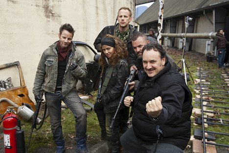 Ryan Robbins, Camille Sullivan, Geoff Redknap, Brad Kelly - Falling Skies - Love and Other Acts of Courage - Z natáčení