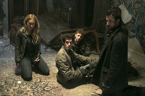 Sarah Carter, Drew Roy, Maxim Knight, Noah Wyle - Falling Skies - Be Silent and Come Out - Z filmu