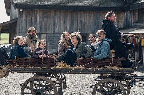 Elton Rokahaim Møller, Thomas Bo Larsen, Naja Münster, Laura Lavigné Bie-Olsen, Arthur Hjelmsø, Coco Hjardemaal, Martin Brygmann - Far til fire og vikingerne - Z filmu