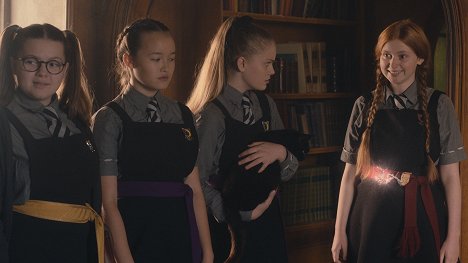 Dagny Rollins, Jenny Richardson - Čarodějnice školou povinné - A Witch in Time - Z filmu