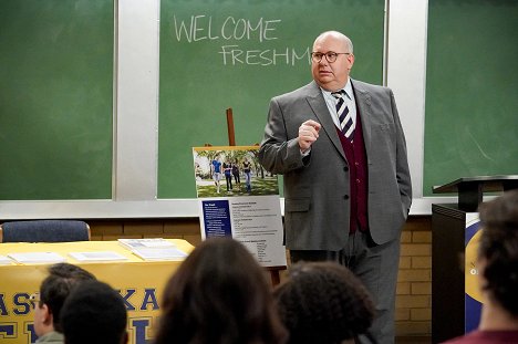 Bill Chott - Mladý Sheldon - Freshman Orientation and the Inventor of the Zipper - Z filmu