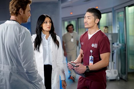 Nick Gehlfuss, Tehmina Sunny, Brian Tee - Chicago Med - Better Is the Enemy of Good - Z filmu