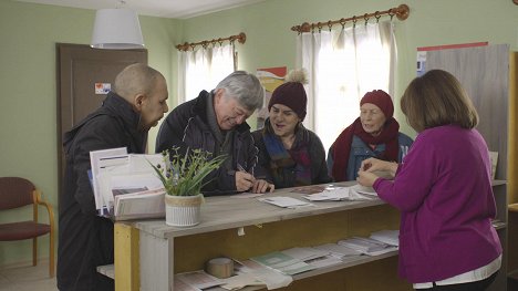 Pál Nyári, László Lippai, Györgyi Fekete, Emma Bessenyei - Drága örökösök - A cím - Z filmu