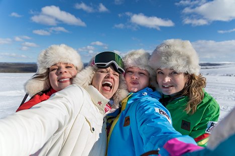 Armi Toivanen, Annamaija Tuokko, Ria Kataja, Matleena Kuusniemi - Skimbagirls - Z filmu