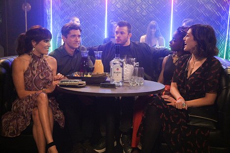 Karla Souza, Topher Grace, Jimmy Tatro, Sasheer Zamata, Caitlin McGee - Home Economics - Bottle Service, $800 Plus Tip (25% Suggested) - Z filmu