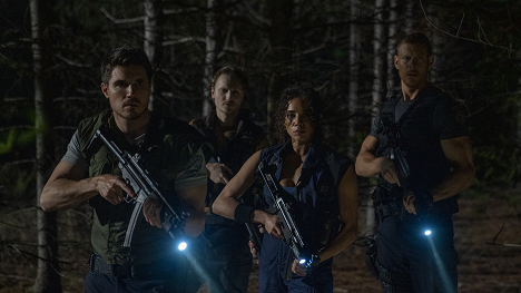 Robbie Amell, Nathan Dales, Hannah John-Kamen, Tom Hopper - Resident Evil: Raccoon City - Z filmu