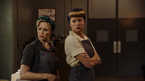 Caity Lotz, Jes Macallan - Legendy zítřka - A Woman's Place Is in the War Effort! - Z filmu